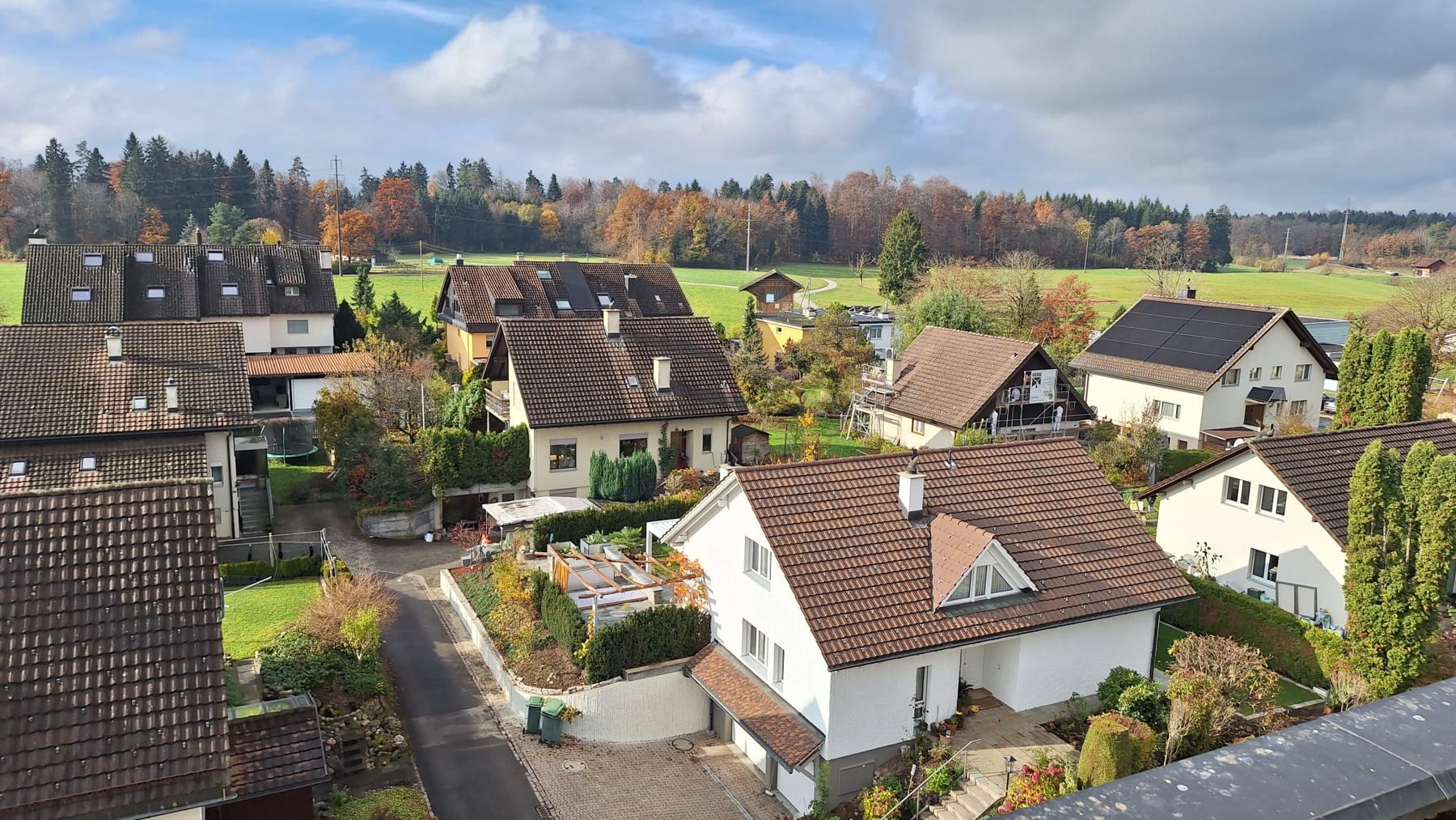 Wohnquartier im Zürcher Oberland von oben