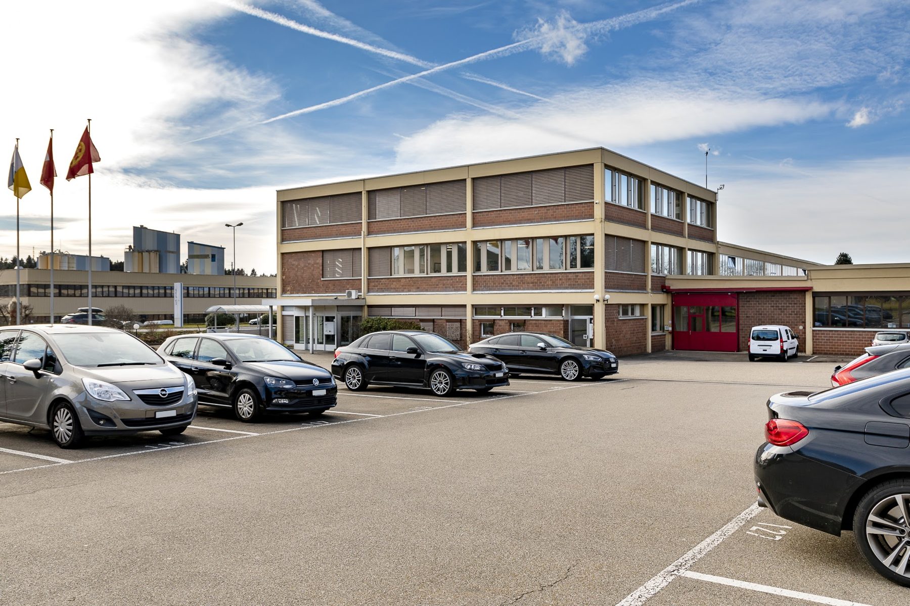 Gewerbeliegenschaft mit Parkplatz
