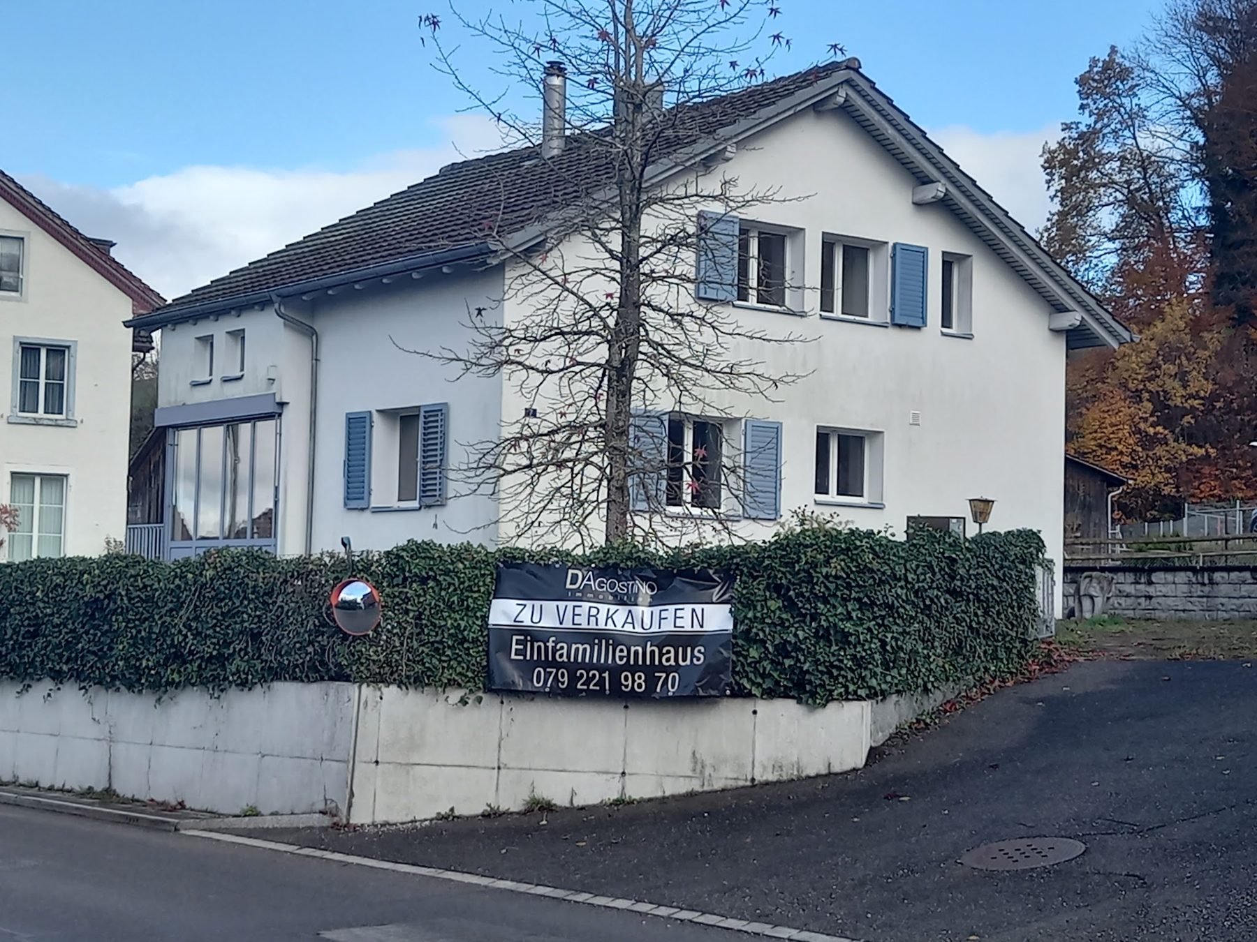 Einfamilienhaus mit Verkaufsbanner von D'Agostino Immobilien